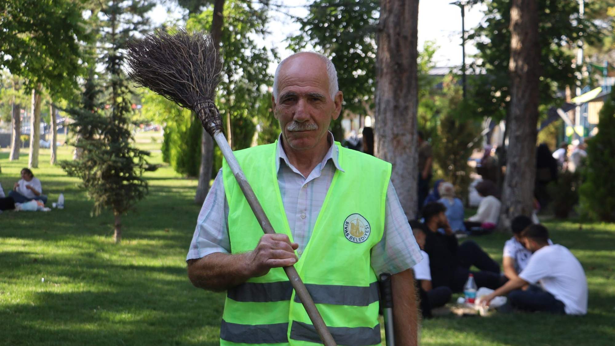 Sivas'ta 67 Yaşındaki Temizlik Görevlisinden Türkü Şöleni!