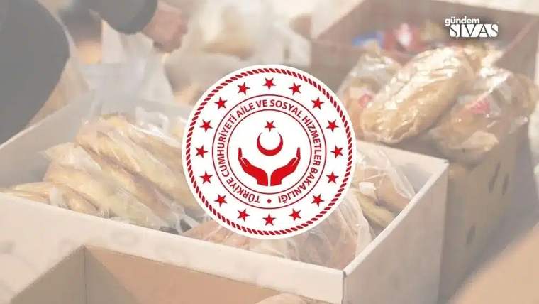 Üzerinde T.C. Aile ve Sosyal Hizmetler Bakanlığı logosu bulunan bir kutuda gıda paketleri yer alıyor.