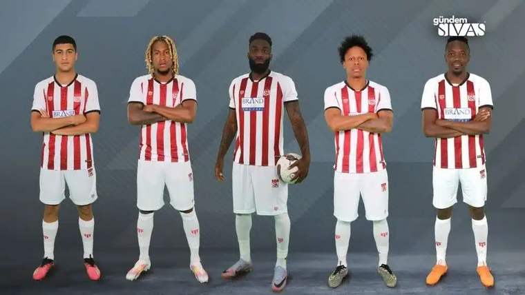 Sivasspor'un 5 futbolcusu, forma giymiş ve poz vermiş şekilde yan yana duruyor.