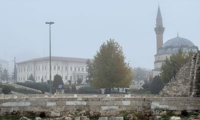 Sivas'ta Yoğun Sis Ulaşımı Vurdu: Tarihi Meydan Sis Perdesinde