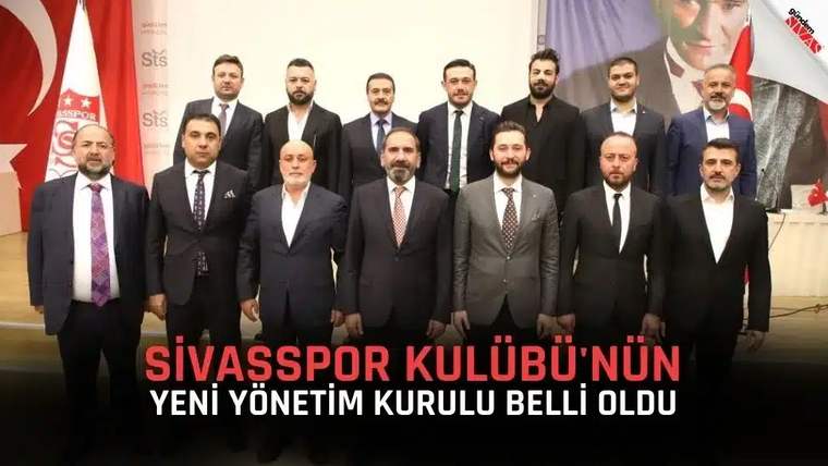 Sivasspor Kulübü'nün yeni yönetim kurulu üyeleri, bir arada poz veriyor.