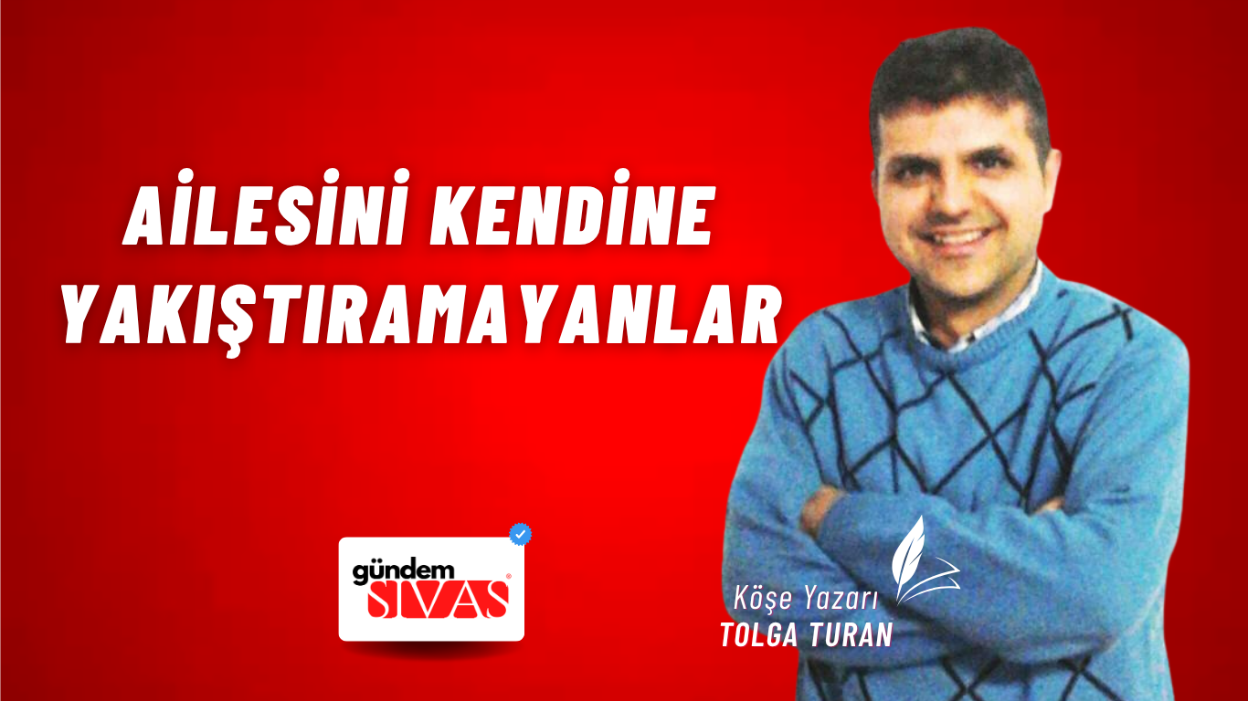 Kırmızı zemin üzerinde kollarını bağlamış gülümseyen bir erkek ve yanında büyük beyaz yazılar yer alıyor.