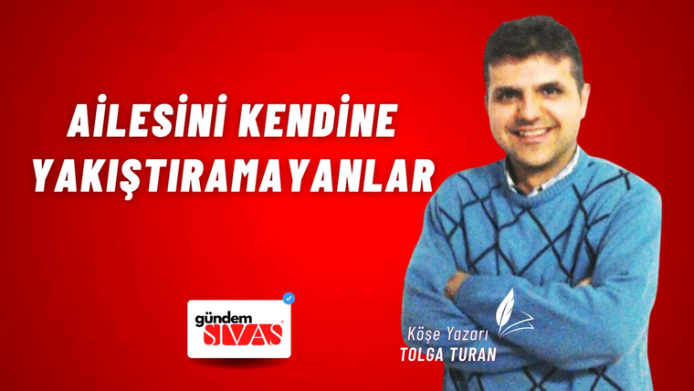 Kırmızı zemin üzerinde kollarını bağlamış gülümseyen bir erkek ve yanında büyük beyaz yazılar yer alıyor.