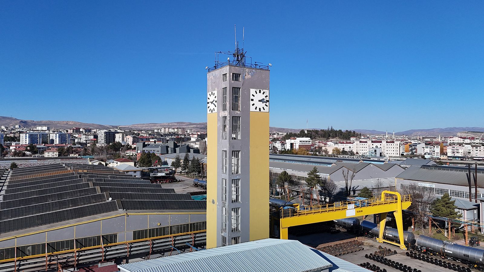 Sivas’ın Zamana Tanıklık Eden Simgesi: TÜRASAŞ Saat Kulesi ve Boru Sesi 87 Yıldır Mesaiyi Belirliyor