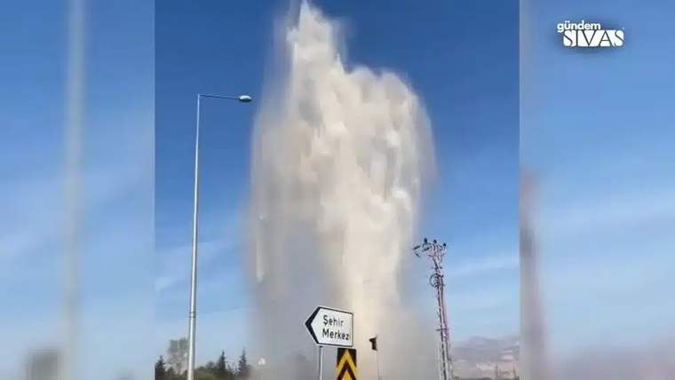 Yüksekten fışkıran su, gökyüzüne doğru yükseliyor ve bulutlu bir görüntü oluşturuyor.