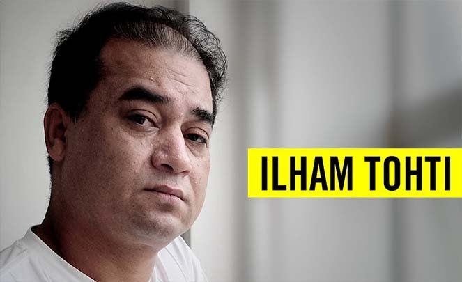 İlham Tohti, beyaz bir arka planda, ciddi bir ifadeyle kameraya bakıyor.