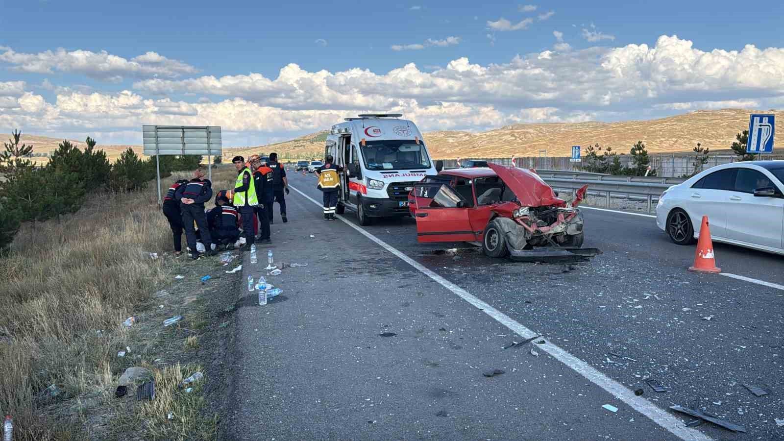 Sivas-Kayseri yolunda tıra çarpan otomobilde 6 kişi yaralandı