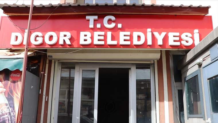 Giriş cephesinde kırmızı tabelası bulunan T.C. Digor Belediyesi binasının kapısı açık duruyor.