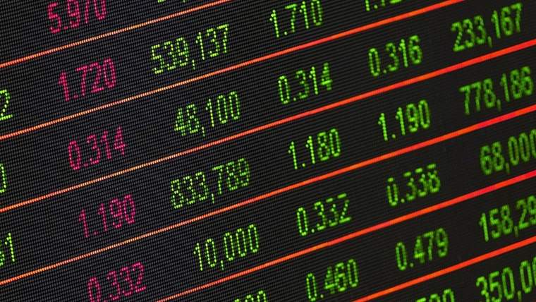 Borsa İstanbul'daki hisse senedi fiyatlarını gösteren bir ekran görüntüsü, yeşil ve kırmızı rakamlarla dolu.