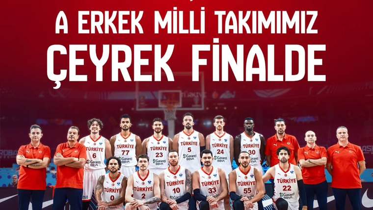 Türkiye formaları giyen basketbolcular ve teknik ekip, basketbol sahasında takım fotoğrafı için poz veriyor.