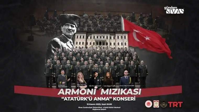 Arka planda Türk bayrağı ve Atatürk'ün resmi, ön planda orkestra ve solistler yer alıyor.