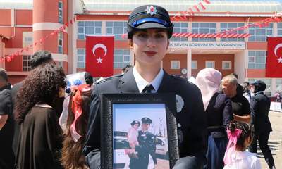 Şehit Polisin Kızı Sivas PMYO’dan Mezun Oldu: Babasının Fotoğrafıyla Kep Attı