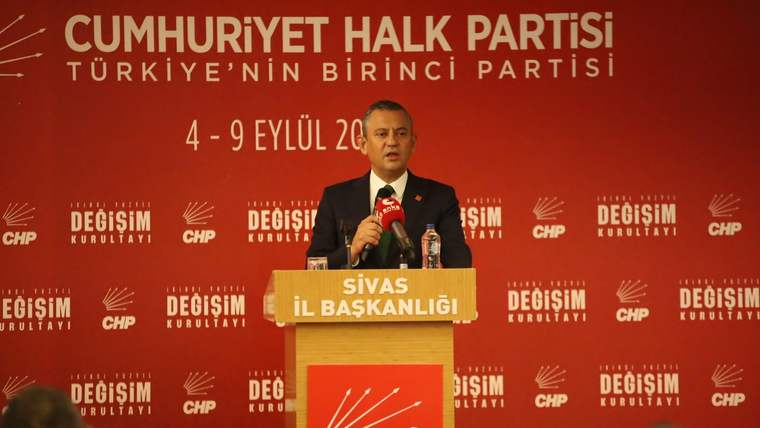 Sivas İl Başkanlığı'nda, bir kişi kürsüde konuşma yapıyor.