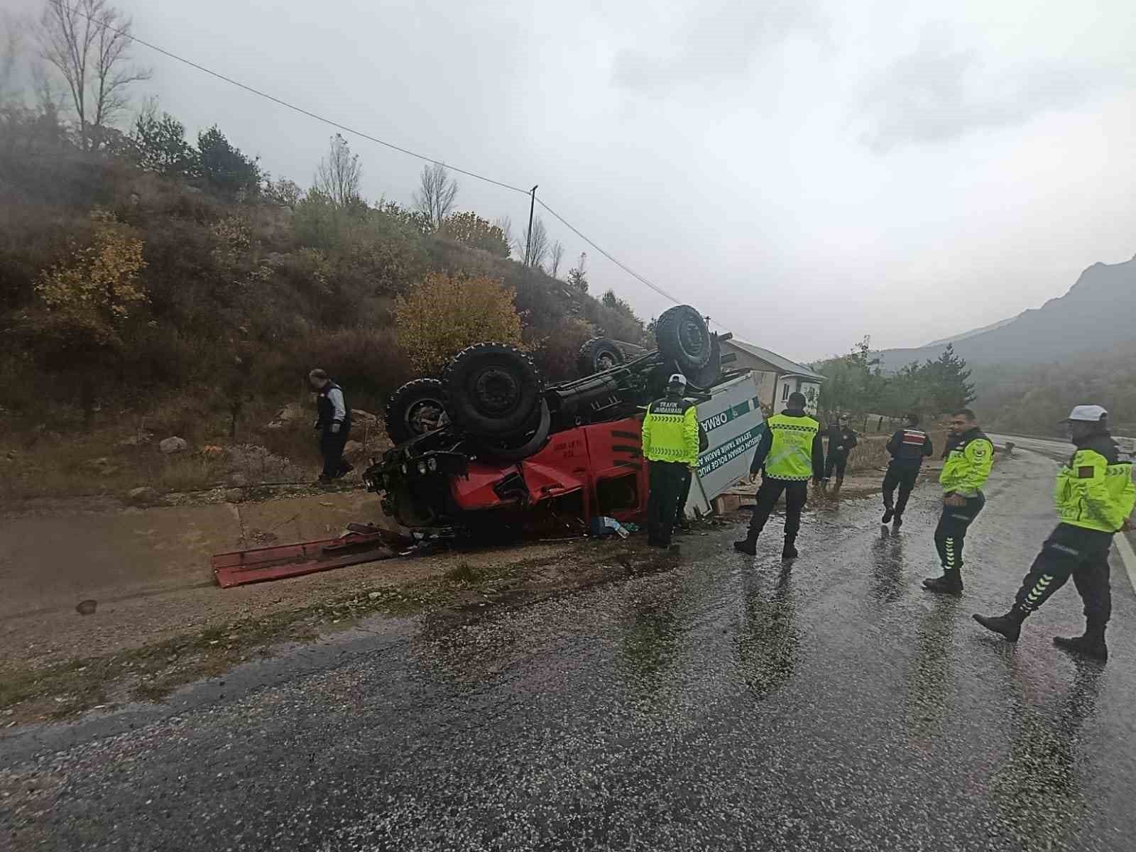 3 personel, Suşehri’nde devrilen araçtan yaralı çıkarıldı