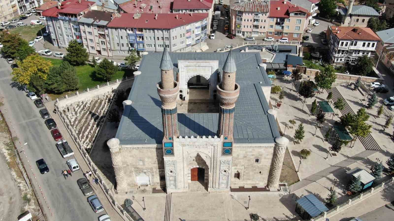 Sivas’a gelen kafileler aynı gün hangi tarihi durakları geziyor
