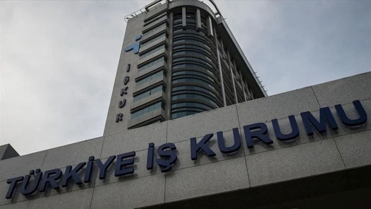 Türkiye İş Kurumu yazılı tabelanın önünde, yüksek katlı ve kavisli cam cepheli bir bina yükseliyor.