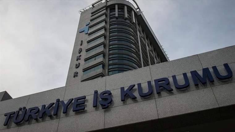 Türkiye İş Kurumu yazılı tabelanın önünde, yüksek katlı ve kavisli cam cepheli bir bina yükseliyor.