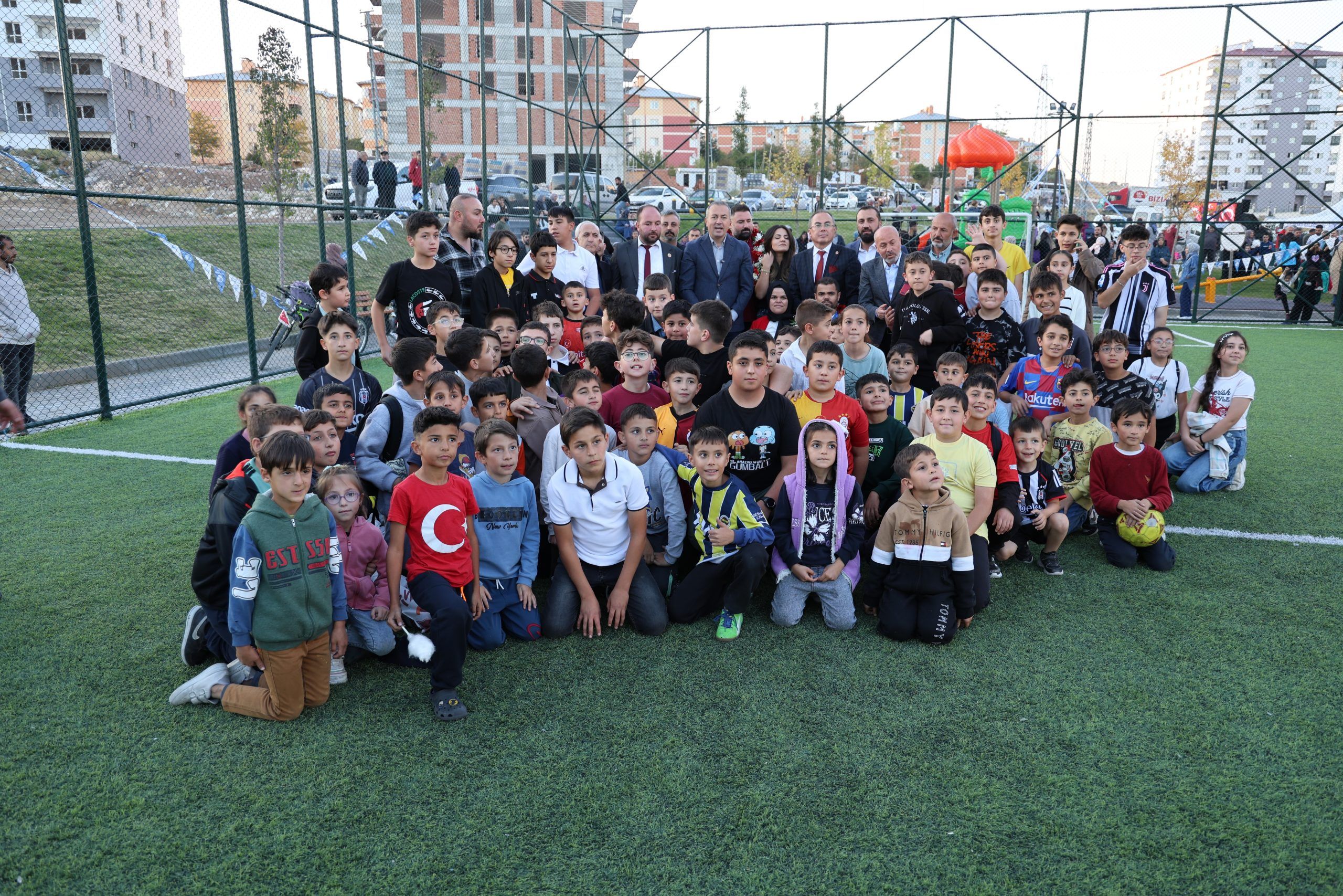 Bir grup çocuk, futbol sahasında Abdullah Kayapınar'ın isminin verildiği parkta bir araya gelmiş.