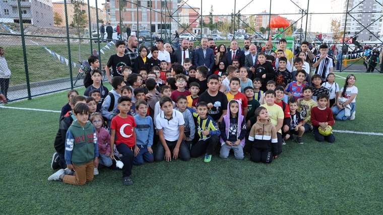Bir grup çocuk, futbol sahasında Abdullah Kayapınar'ın isminin verildiği parkta bir araya gelmiş.
