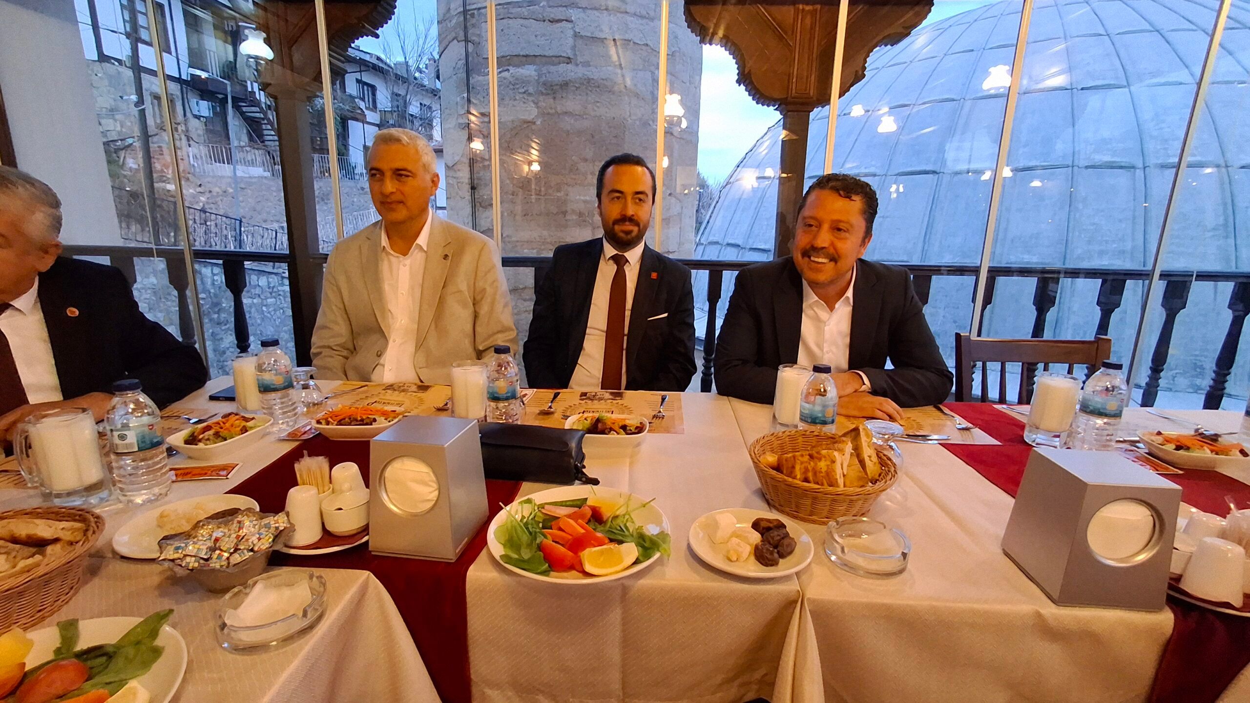 Beypazarı Belediye Başkanı Dr. Özer Kasap, iftar yemeğinde siyasi parti başkanlarıyla araya geldi - Birlik Haber Ajansı