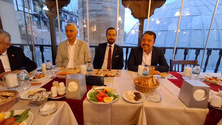 Beypazarı Belediye Başkanı Dr. Özer Kasap, iftar yemeğinde siyasi parti başkanlarıyla araya geldi - Birlik Haber Ajansı