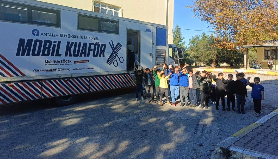 Antalya'da Mobil kuaför TIR'ı öğrencilere ücretsiz hizmet veriyor - Birlik Haber Ajansı
