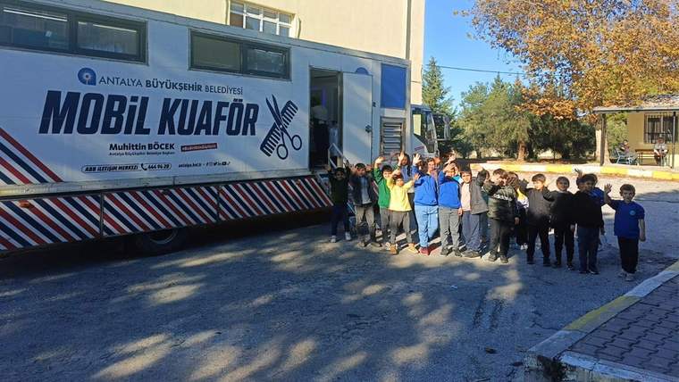 Antalya'da Mobil kuaför TIR'ı öğrencilere ücretsiz hizmet veriyor - Birlik Haber Ajansı