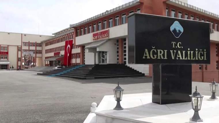Ağrı Valiliği binası önünde, tabelada 'T.C. AĞRI VALİLİĞİ' yazıyor.