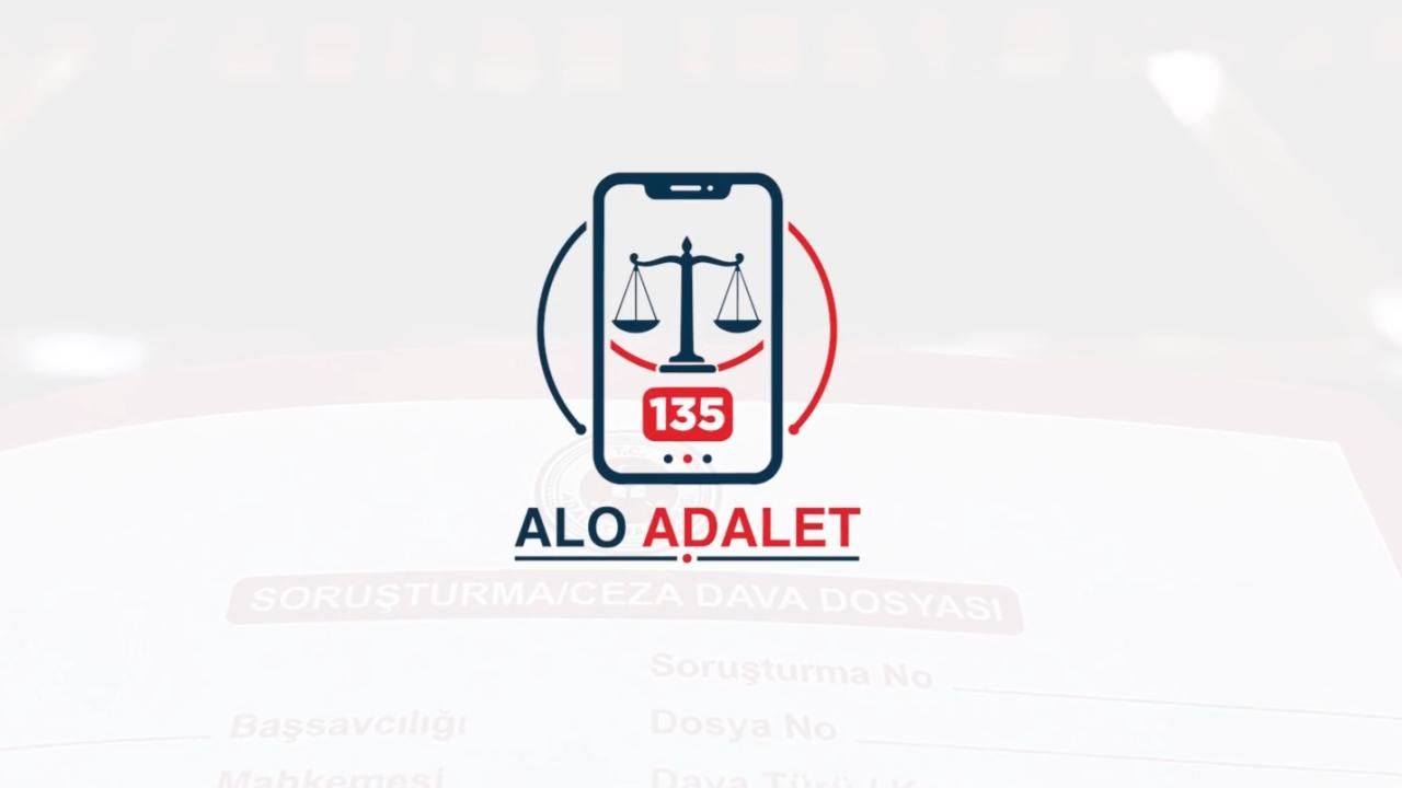 Akıllı telefon üzerinde terazi simgesi ve 135 numarası, arka planda bulanık dava dosyası metniyle birlikte görülüyor.