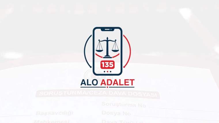 Akıllı telefon üzerinde terazi simgesi ve 135 numarası, arka planda bulanık dava dosyası metniyle birlikte görülüyor.