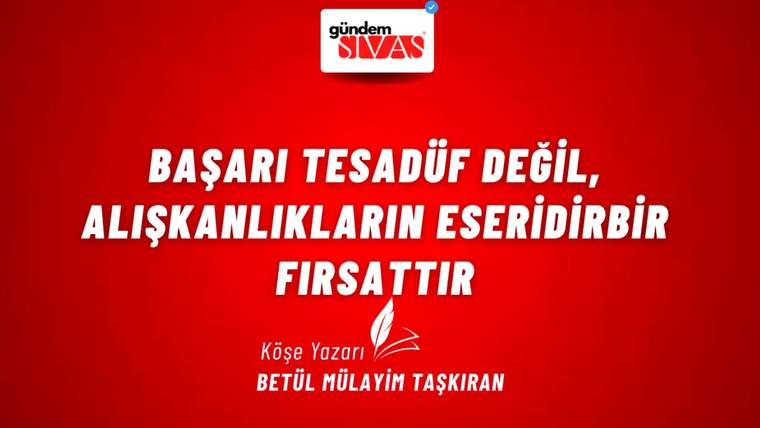 Kırmızı arka planda beyaz yazıyla "Başarı Tesadüf Değil, Alışkanlıkların Eseridir" yazısı yer alıyor.