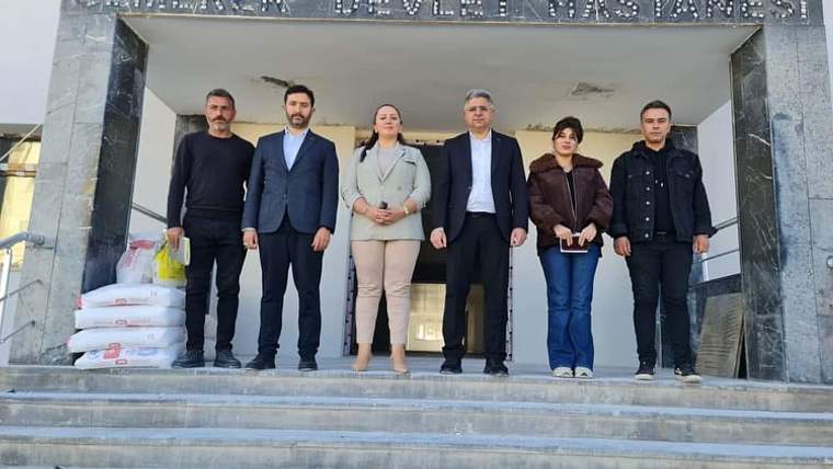 Engelli bakım merkezi inşaatını inceleyen altı kişi, Şereflikoçhisar Devlet Hastanesi önünde duruyor.