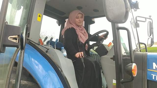 Traktör Süren Kadın Çiftçi Erkeklere Taş Çıkartıyor! 25 Yıllık Azim Örnek Oldu
