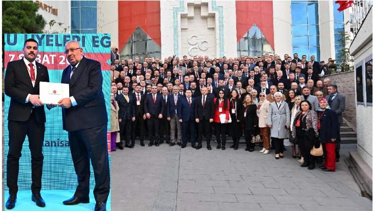 Kolajda iki kişi sertifika tutarken, kalabalık bir grup renkli cepheli bir binanın önünde poz veriyor.