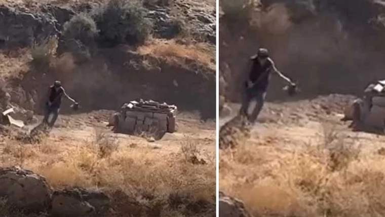 Bölünmüş görüntünün iki karesinde, kuru otlarla kaplı arazide elinde uzun bir nesne tutan kişi görülüyor.
