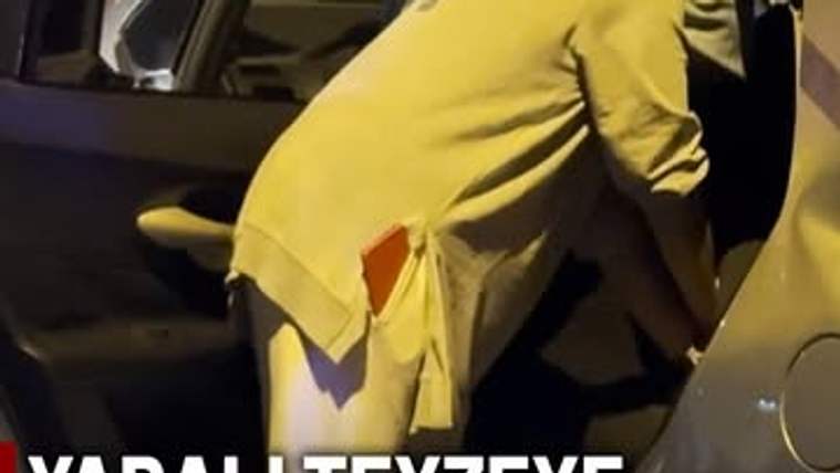 Sarı kıyafetli bir kişi, açık araç kapısından içeri doğru eğiliyor; altta “YARALI TEYZEYE” yazısı görülüyor.