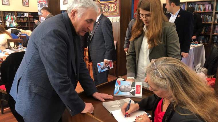 Gazeteci Yazar Aysel Sadak İltaş'ın kitabının imza töreni düzenlendi - Birlik Haber Ajansı