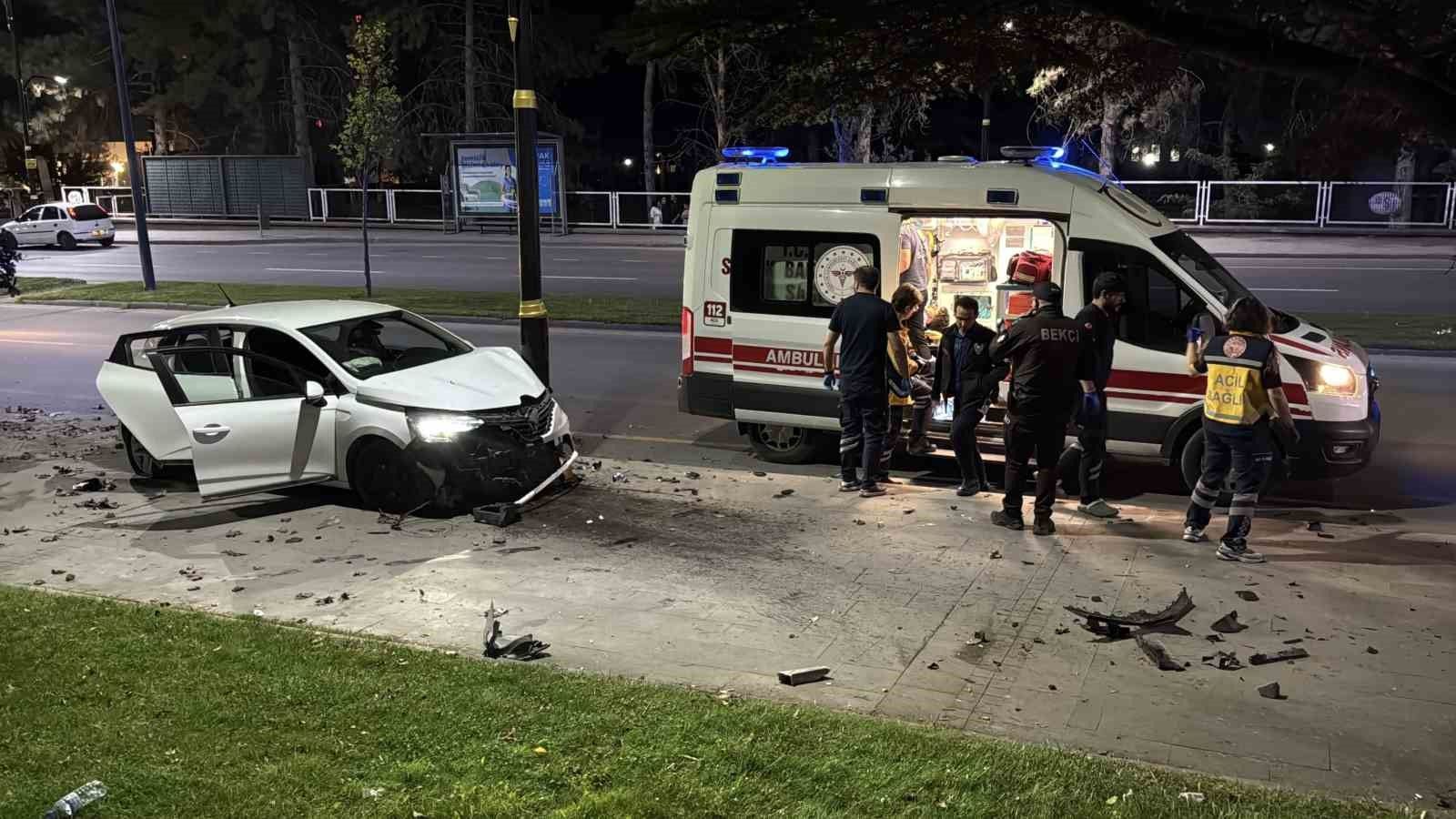 “direğe saplanarak durabildi”: Sivas’ta otomobil kazası