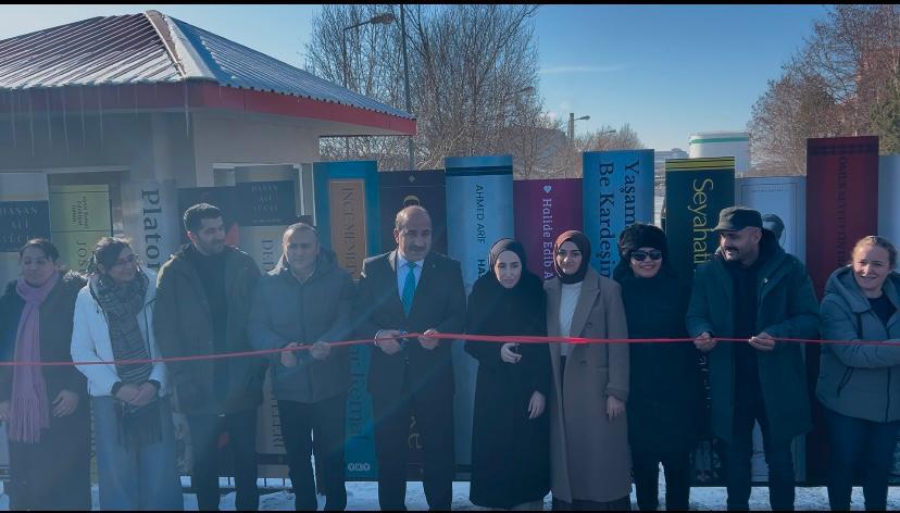 Kars'ta bir okulun kapısı Türk ve dünya klasiklerine ait önemli eserlerle donatıldı - Birlik Haber Ajansı