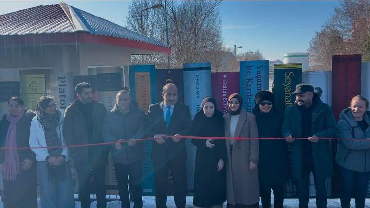 Kars'ta bir okulun kapısı Türk ve dünya klasiklerine ait önemli eserlerle donatıldı - Birlik Haber Ajansı