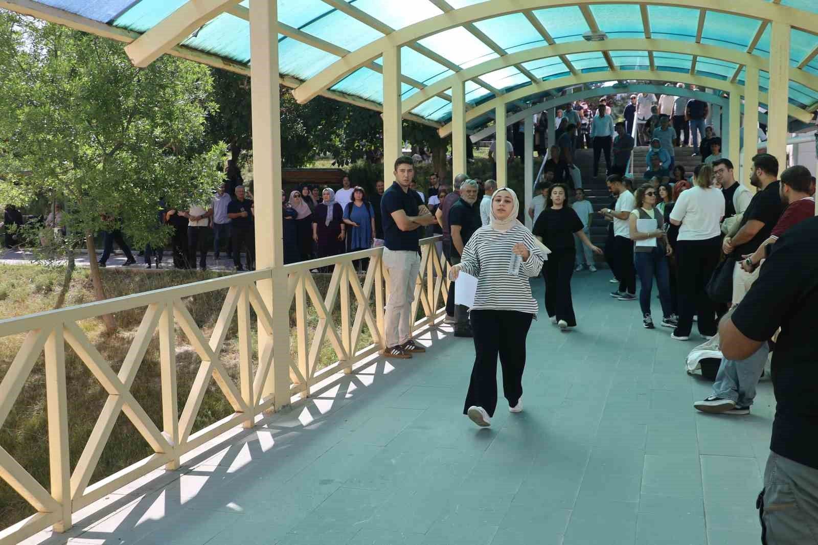 “İçim rahat etmedi” diyen anne, kızının sınavına hastaneden geldi