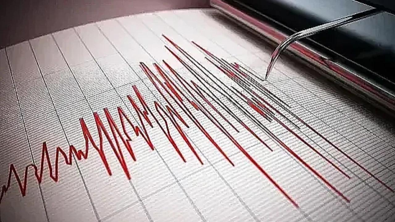 Sismograf üzerinde deprem dalgalarını gösteren çizgiler yer alıyor.