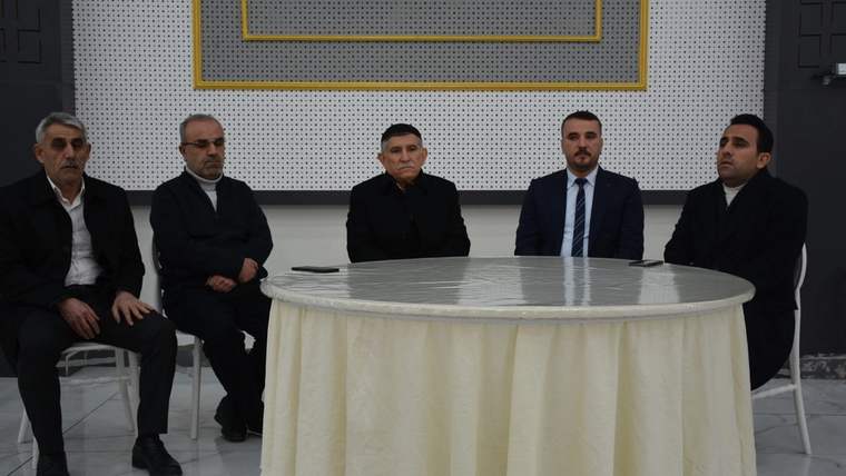 Bir masanın etrafında oturan beş kişi, toplantı yapıyorlar.