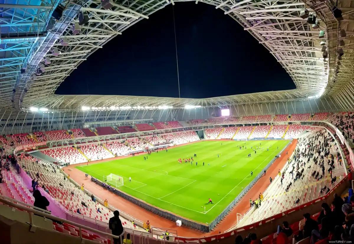 Sivasspor'un stadyumu, yeşil futbol sahası ve boş tribünler görünmekte.