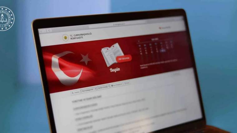 Dizüstü bilgisayar ekranında Türkiye Cumhuriyeti Resmî Gazete sayfası ve Türk bayrağı görülüyor.