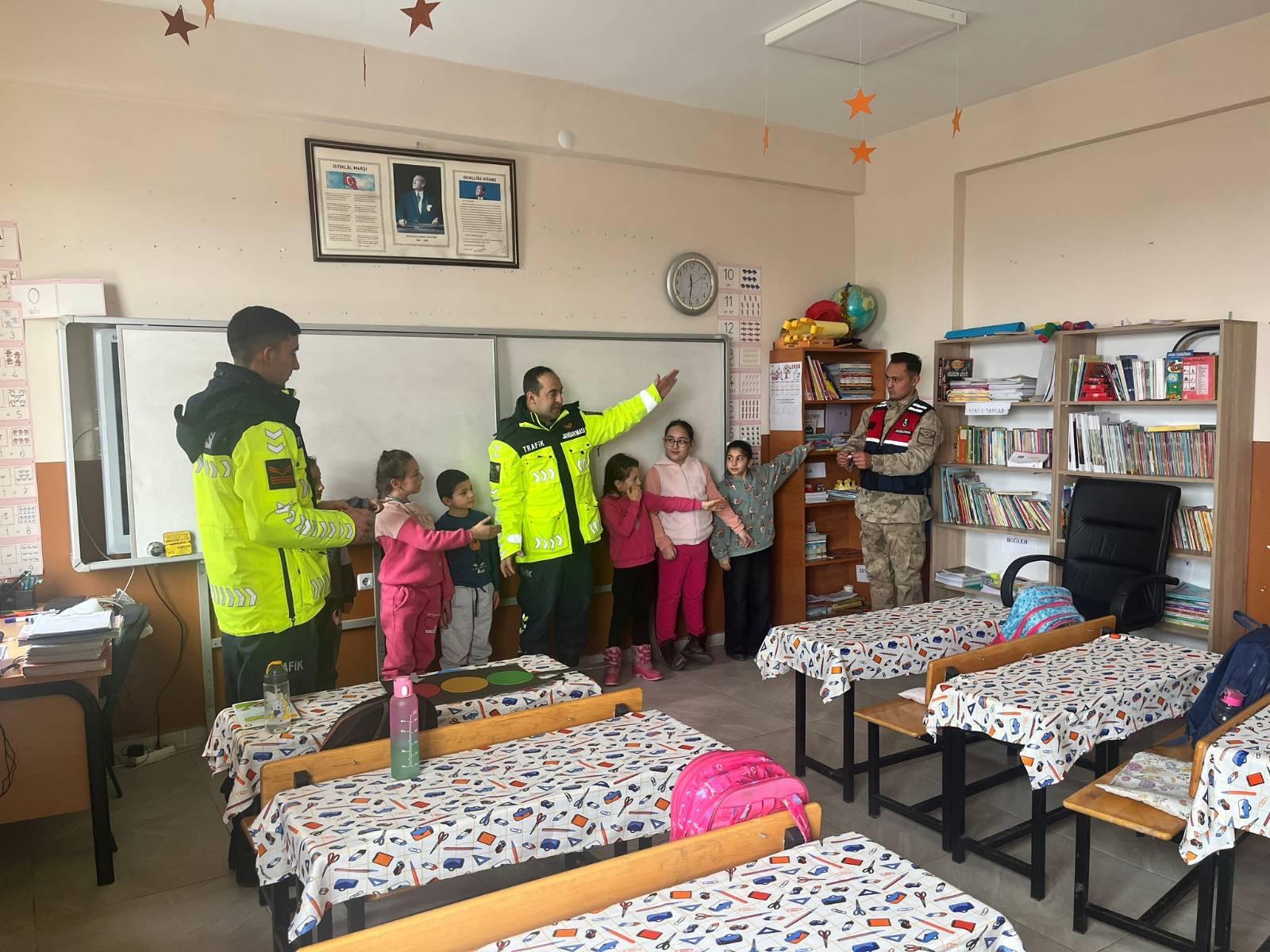Kars Jandarmadan Öğrencilere Trafik Eğitimi semineri verildi - Birlik Haber Ajansı