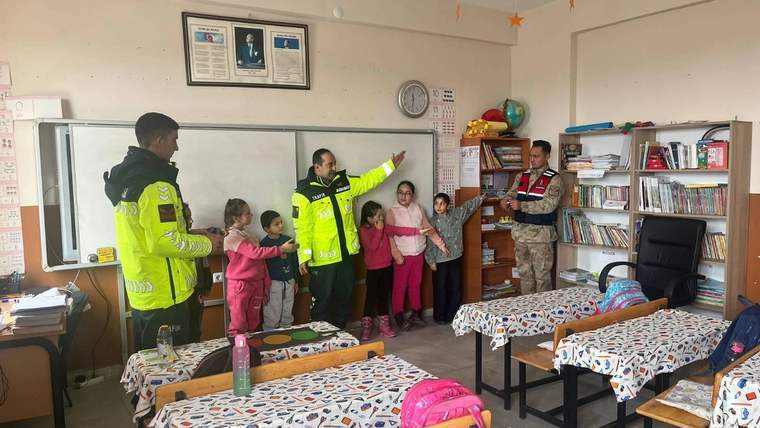 Kars Jandarmadan Öğrencilere Trafik Eğitimi semineri verildi - Birlik Haber Ajansı