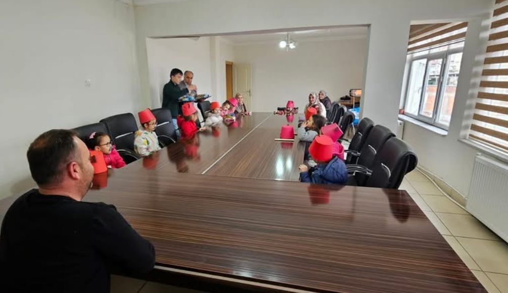 Sütçüler’de miniklerden başkan Yurdabak’a teşekkür ziyareti - Birlik Haber Ajansı