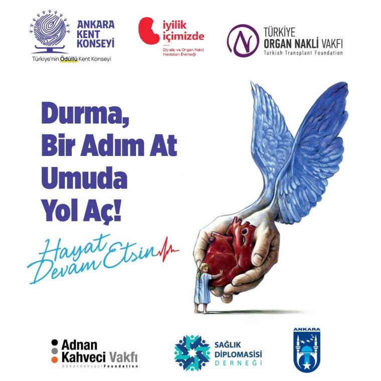 Afişte kanatlı bir kalbi tutan eller, yanında sloganlar ve çeşitli kurum logoları yer alıyor.