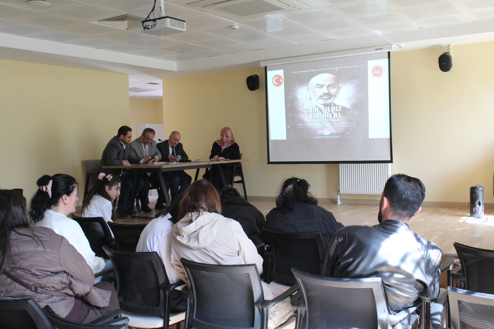 Kars'ta ortaokul öğrencileri arasında şiir yarışması düzenlendi - Birlik Haber Ajansı